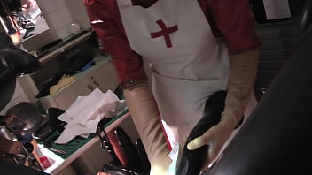 Rubbernurse Agnes - Klinik rotes Krankenschwesterkleid, weiße Schürze, schwarze Fellatio-Maske, Teil 2: Handjob, Deep Ass Dildo Pegging, Sperma