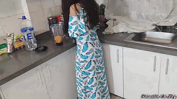 Ma belle belle-fille en robe bleue cuisine est mon esclave sexuelle quand n'est pas à la maison