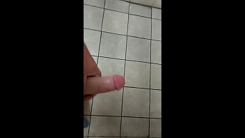 Masturbação pública em um banheiro com parada de descanso