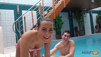 HUNT4K. Schwimmbad ist ein schöner Ort für Kerle, um Jungs GF für Geld zu ficken