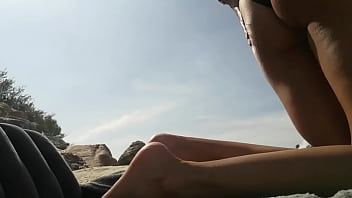 Kriss Wou utilise une crème pour le corps sur la plage publique