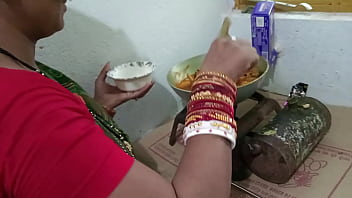 Frango fazendo choda para empregada doméstica na banca da cozinha - em clara voz hindi