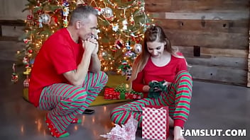 Отчим трахает свою горячую дочь на Рождество