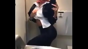L'hostess si masturba nel bagno dell'aereo.
