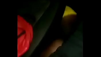 Corno filma esposa dando gostoso pro amigo no banco de trás enquanto o corno dirige
