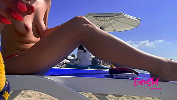 Euroslut Public Topless und Micro G Bikini Big Clit Beach Schlampe