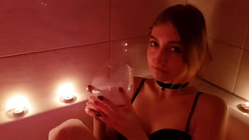 Die Süsse trinkt MILCH: Fisting und Blowjob aus der Badewanne | PussyKageLove
