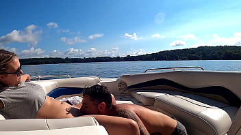 夏の最後の数週間なので、湖で熱いセックスをしなければなりませんでした