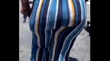 Big booty girl twerking