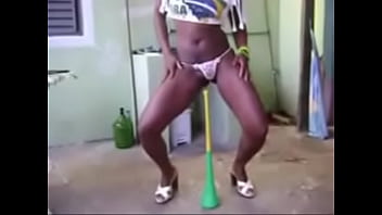 Sexy tanzendes schwarzes Mädchen Vuvuzela in Rio de Janeiro Brasil