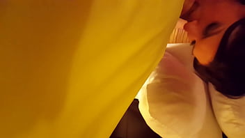 Freundin lutscht großen Schwanz im Hotelzimmer bei SLS Swinger Hotelparty in CT