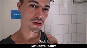Latino amateur tatuado cruzando el baño trío por dinero en efectivo POV - Jonathan, Kendro