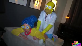 Marge Simpson offre a Homer Simpson una gola incredibile