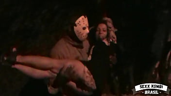 Halloween im Kombi - Naty Rocha trifft Jason auf der Straße und wird am Ende gefickt (Komplett in ROT)