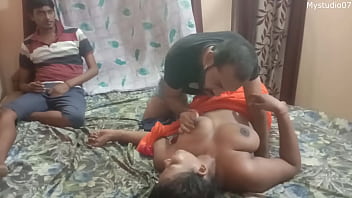 Kleiner Penis-Ehemann teilt seine Frau mit seinem Bruder ... Sperma in ihre Muschi!!