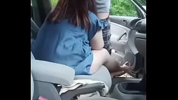 ドッギング妻は車の中で他の男のコックを吸う