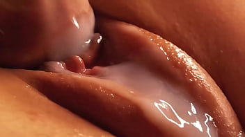 Schöne Muschi mit Gleitmittel und Sperma bedeckt. Nahaufnahme