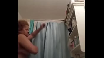 Настоящий внук записывает свою настоящую бабушку в душ