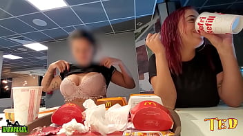 Deux coquines se préparent avec leurs seins en mangeant chez McDonald's - Ma Santos