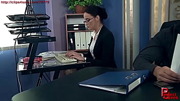 Splendida segretaria punita in ufficio. Adora la dominazione del suo capo e ha orgasmi con schizzi.