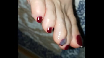 Wife toes cumshot