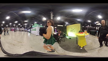 Video de realidad virtual de 360 grados del botín debajo de la falda de Bikini Thug en EXXXotica NJ 2021
