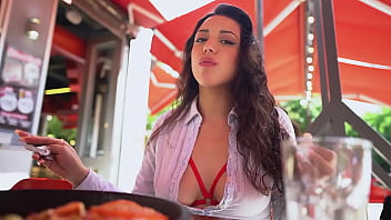 Latina liebt Pizza mit Spermatoping