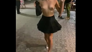 Chica mexicana se exhibe en la calle - Nixoficial