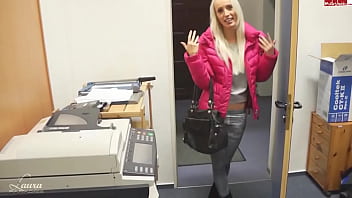 Blonde Kollegin lutscht Chef stinkenden Käse bedeckten Schwanz im Büro