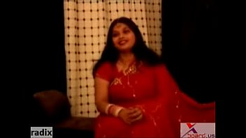 paia di grasso indiano zia in sari rossi