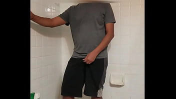 Alan Prasad éjaculation dans la salle de bain se branle. Mec chaud se déshabille et se masturbe. Horny beau mec branle sa camelote