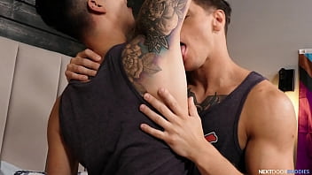 NextDoorBuddies - Duo de muscles tatoués se dévorent l'un l'autre