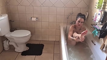 Jeune MILF entièrement tatouée avec de petits seins se baignant dans la baignoire