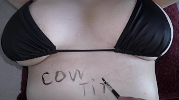 Волосатая толстушка в непристойном бикини покрывается грязными писаниями на теле, как в хентае! - Молочный марийский