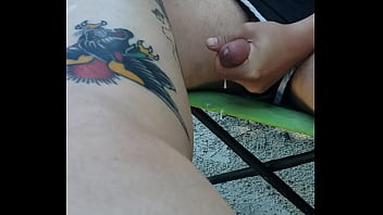 mec de la plage publique branle la bite gicle sur ses jambes