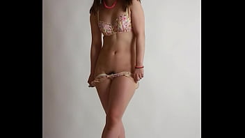Девушка с большой задницей сфотографирована со снятым нижним бельем, обнажающим лобковые волосы.