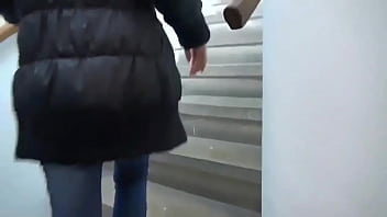 Une belle camarade de classe demande à son amie d'enregistrer sa belle chatte dans les escaliers d'urgence de l'université