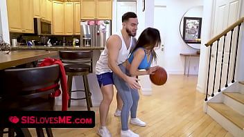 SisLovesMe - Une brune sexy au cul juteux demande à son demi-frère en chaleur de l'aider à jouer au basket