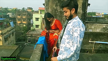 インドのベンガル人熟女Bhabhi夫の兄弟との本当のセックス！クリアなオーディオとインドの最高のウェブシリーズのセックス
