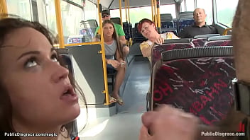 Bruna imbavagliata scopata in un autobus pubblico
