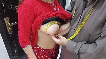 Индийская деревенская жена дези, дырка в заднице, трахнутая портным в обмен на ее одежду, сшивающая обвинения, очень горячий чистый хинди-голос