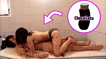 Шоколадный секс в ванной в день святого Валентина - настоящий оргазм японской молодой пары