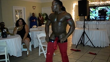 La strip-teaseuse jamaïcaine a une surprise pour les MILFS