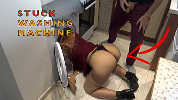 Stupide femme de ménage coincée dans une machine à laver
