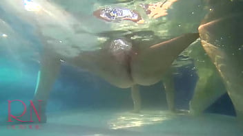 Шоу киски под водой. Русалка мастурбирует пальцами Элегантная и гибкая малышка, плавающая под водой в открытом бассейне.