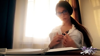 Leidenschaftliche Sekretärin mit wunderschönen Titten benutzt ihren Vibrator im Empfangsraum
