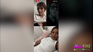 2 filles et 1 trans se masturbent en appel vidéo