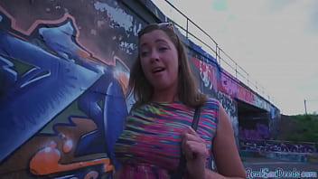 Снятая европейская крошка-брюнетка сосет в видео от первого лица перед сексом на улице