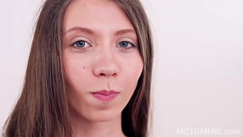 Emozionante video di pompini con Stefanie Moon dall'aspetto innocente