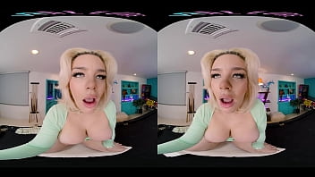Una bionda seducente con grandi tette ti regala uno spettacolo bollente in VR